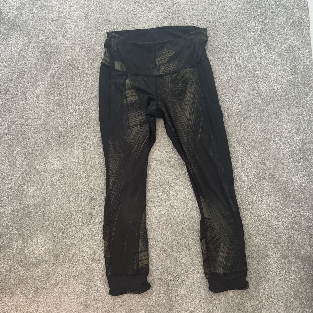 LULULEMON ** Black and Green Patterned Leggings CAPRI